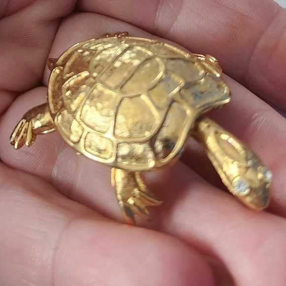 Vtg 1960s Gold Tone Textured Turtle Pin Brooch Rhinestone Eyes - Picture 2 of 5
